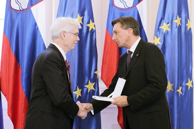 Predsednik republike na posebni slovesnosti vročil državno odlikovanje srebrni red za zasluge dr. Antonu Mavretiču